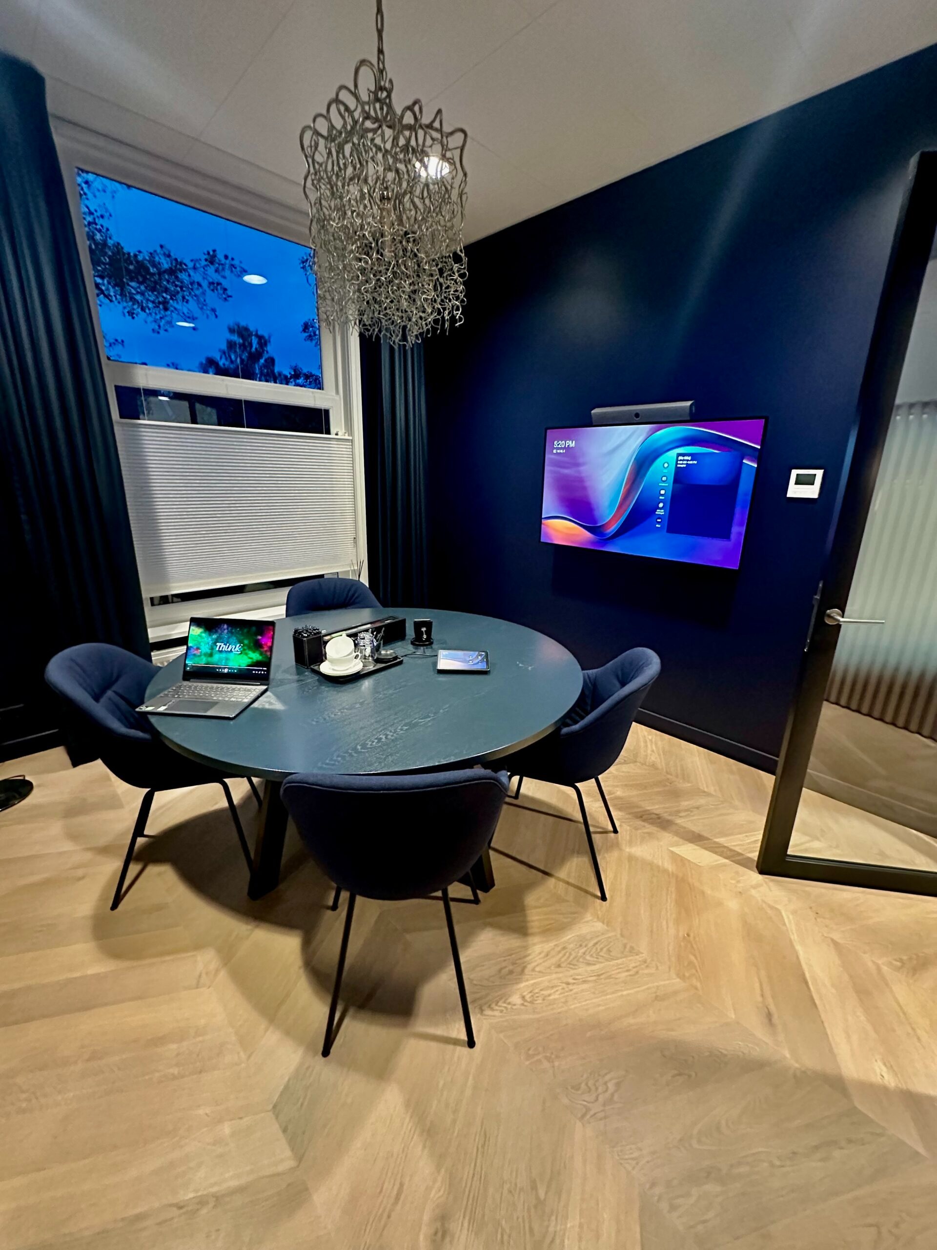 How to design a future-proof meeting room for hybrid collaboration
